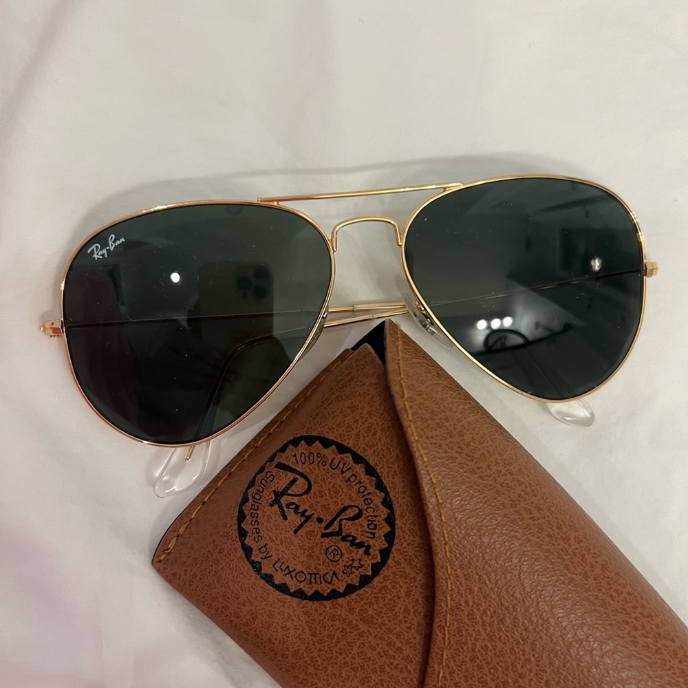Ray-Ban Classic Aviator Sunglasses - Picture 2 of 3